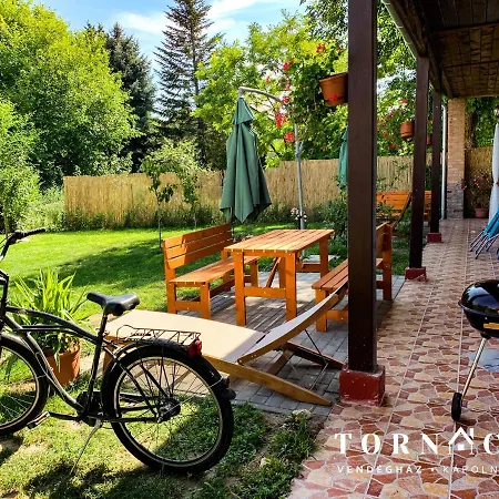 Tornácos * Kapolnasnyek